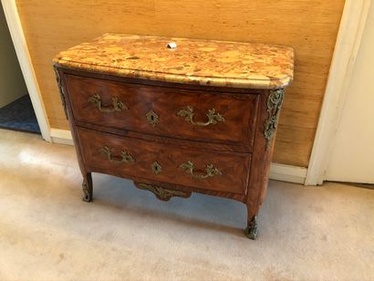 Petite commode marquetée de bois de violette...
