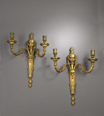 Paire d'appliques en bronze doré à deux bras...