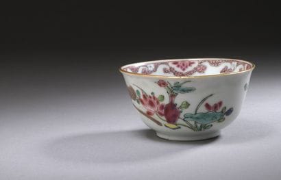 CHINE

Sorbet en porcelaine à décor polychrome...