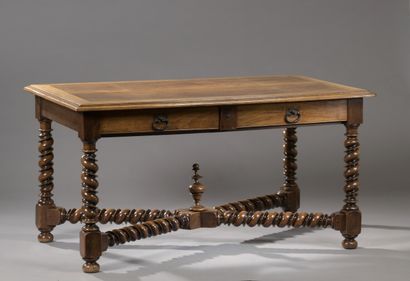Table en noyer ouvrant à deux tiroirs. Piètement...