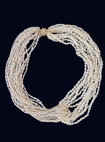 Collier ras de cou formé de plusieurs rangs...