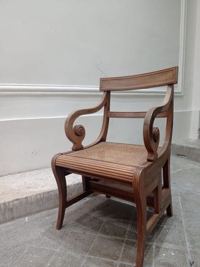 Fauteuil canné en acajou à accotoirs en crosse,...
