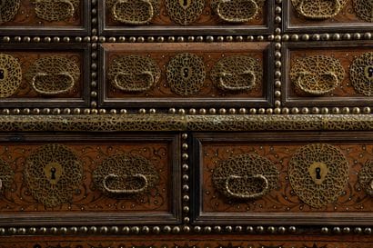 Cabinet sur piètement dit 