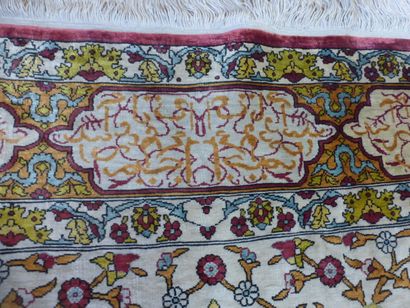 Tapis Héréké en soie et rehaussé de fils...