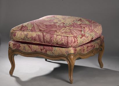 Large tabouret en hêtre mouluré sculpté d'agrafes....