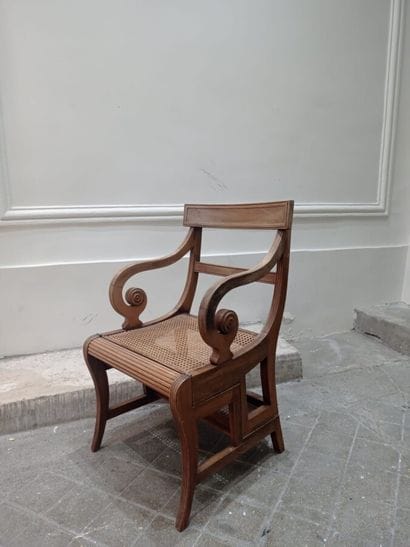 Fauteuil canné en acajou à accotoirs en crosse,...