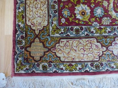 Tapis Héréké en soie et rehaussé de fils...