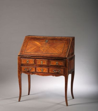 Bureau de pente à décor marqueté d'un médaillon...
