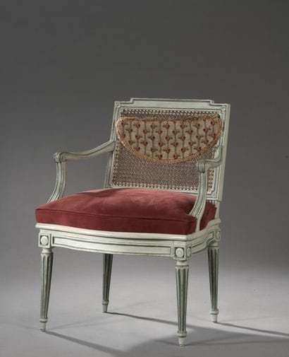 Fauteuil de bureau canné en hêtre mouluré...