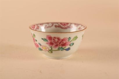 CHINE

Sorbet en porcelaine à décor polychrome...