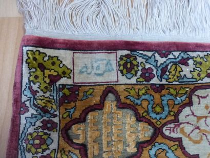Tapis Héréké en soie et rehaussé de fils...