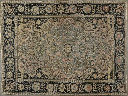 Tapis en laine à décor d'une rosace bleu...