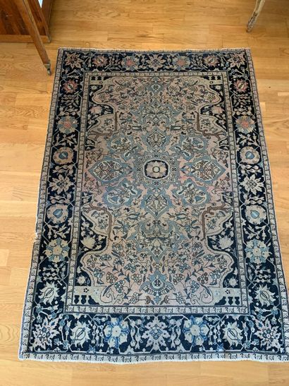Tapis en laine à décor d'une rosace bleu...