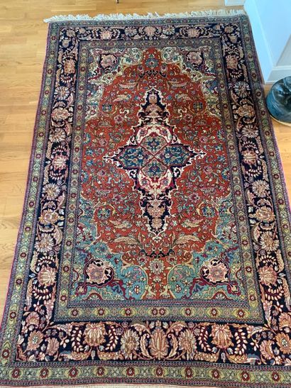 Tapis en laine à décor d'un rosace centrale...