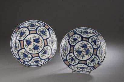 DELFT

Deux assiettes en faïence à décor...