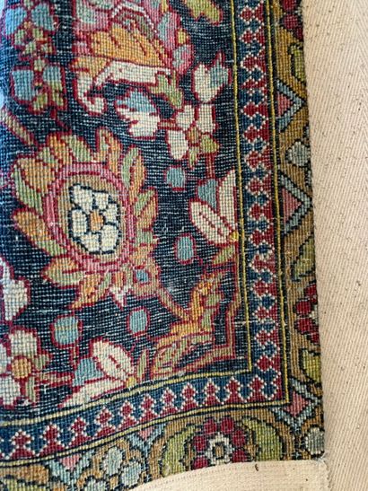 Tapis en laine à décor d'un rosace centrale...