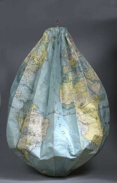 Globe gonflable en papier imprimé et colorié.

12...