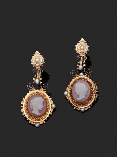 Paire de pendants d'oreilles en or jaune...