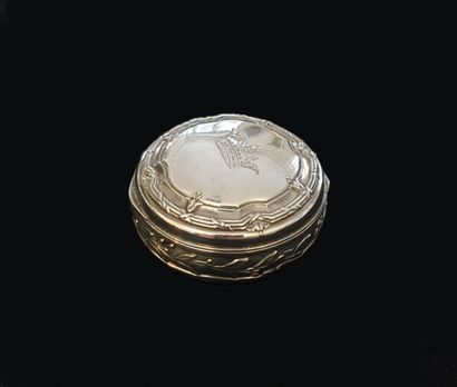 Boite de forme ronde en argent décoré de...