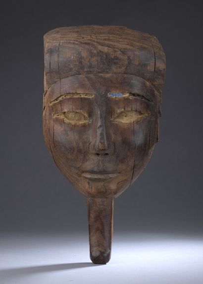 Masque de cuve de sarcophage portant la barbe...