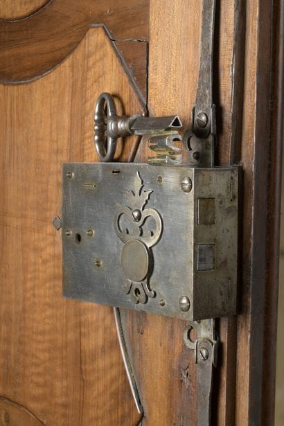 Grande armoire en noyer mouluré richement...