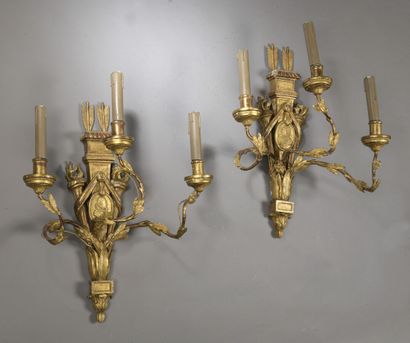 Paire d'appliques à trois lumières mouvementées...