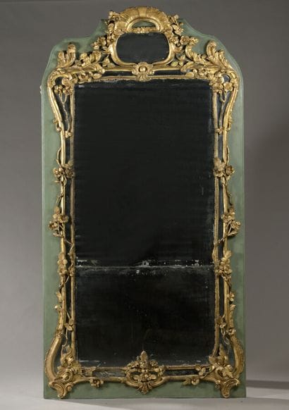 Grand miroir de boiserie dans un double encadrement...