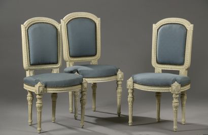 Suite de trois chaises à dossier cintré en...