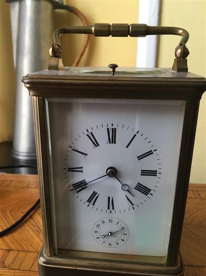 Pendulette de voyage en laiton doré (usures)...
