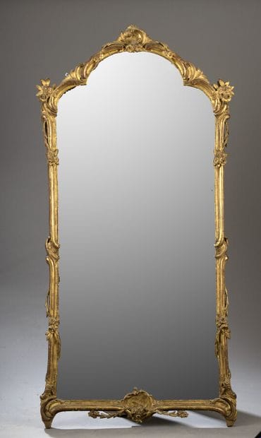 Miroir dans un encadrement cintré en bois...