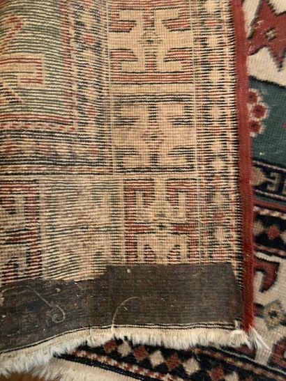 Tapis fond bleu, décor Caucase, Karatchoff.

Vers...