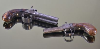 FRANCE

Set of two piston pistols 

One burr-walnut...