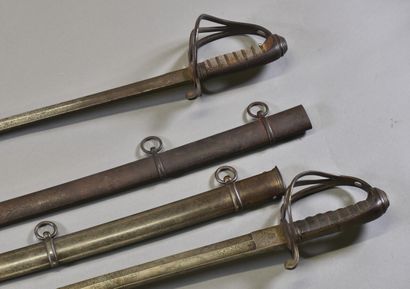 GREAT BRITAIN

Set of two cavalry swords...
