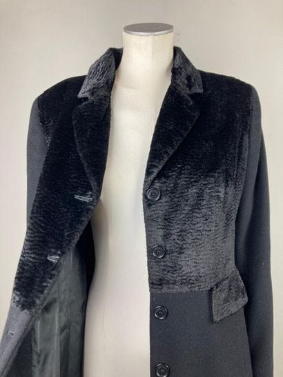 FUTURE OZBEK

Manteau 7/8 en lainage noir,...