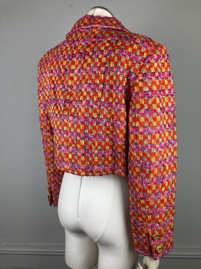 CHRISTIAN LACROIX

Veste courte en tweed...