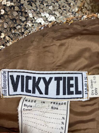 VICKY TIEL

Circa 1978

Robe courte bustier...