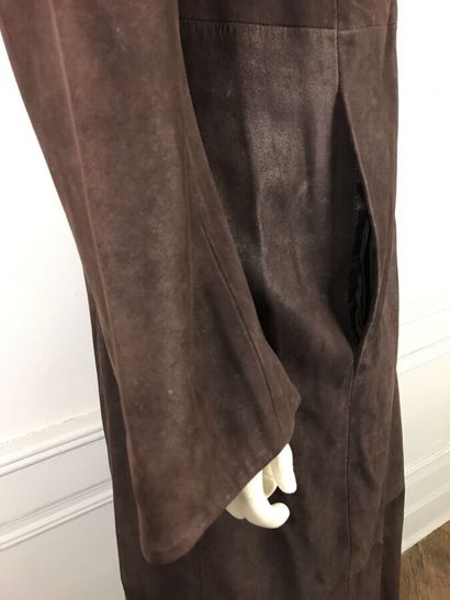 KENZO

Long manteau en cuir marron, petit...