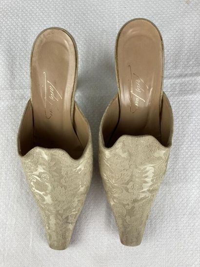 CARLOS SUARES

Paire de mules en coton broché...