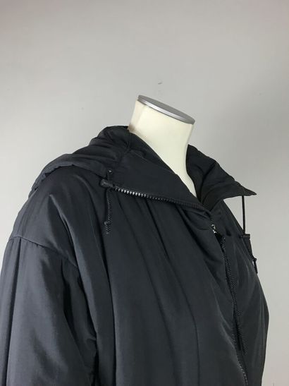 ISSEY MIYAKE

Manteau long en nylon de soie...