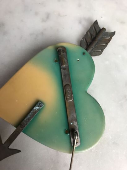 YVES SAINT LAURENT

Broche coeur en résine...