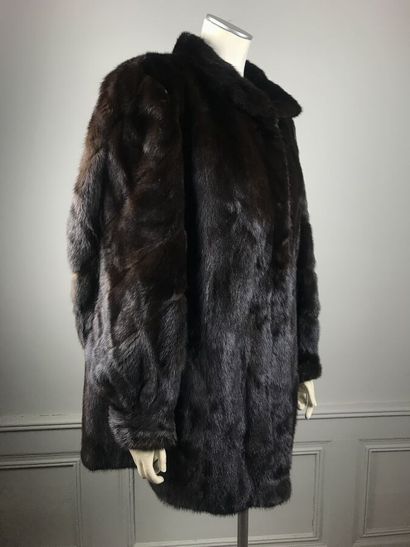 ANONYME

Veste 3/4 en vison dark pleines...
