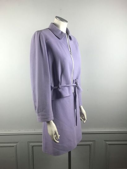 COURREGES

Ensemble en crêpe de laine parme...