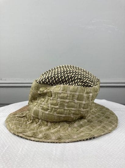 PHILIPPE MODEL

Chapeau en patchwork de paille...