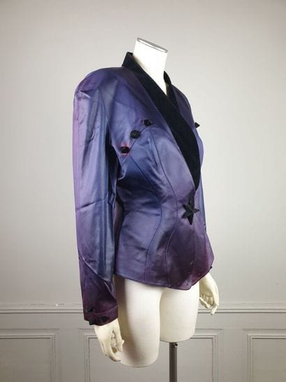 THIERRY MUGLER

Veste en soie violine à effets...