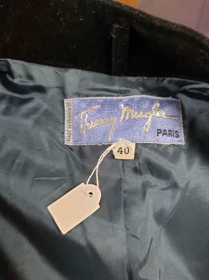 THIERRY MUGLER

Veste en soie violine à effets...