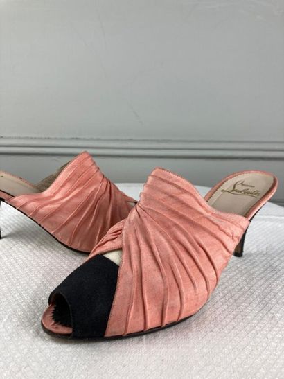 CHRISTIAN LOUBOUTIN

Paire de mules en toile...