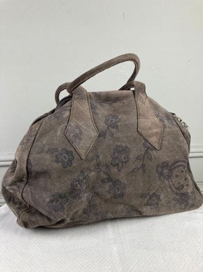 VIVIENNE WESTWOOD

Sac porté main en daim...