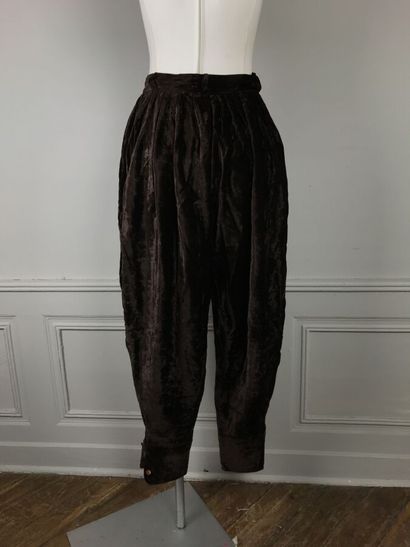 KENZO

Pantalon en velours marron à plis...