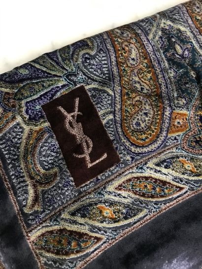 YVES SAINT LAURENT

Echarpe en velours beige,...