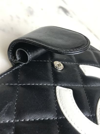 CHANEL

Petit porte agenda en cuir matelassé...